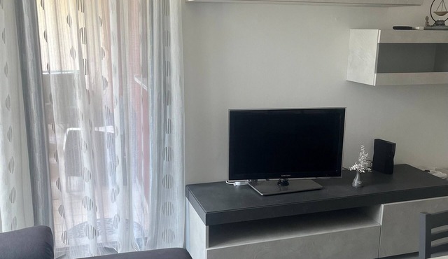 Close to downtown Como, free parking. Convenient for Switzerland.
