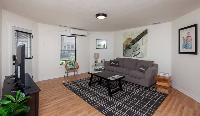 Close to Downtown~Fun Backyard~Pet Friendly~2 BDRM