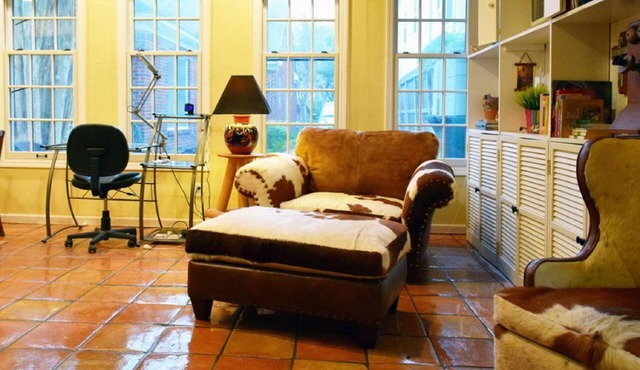 Close to downtown, great restaurants, wine bars, universities and Med Center