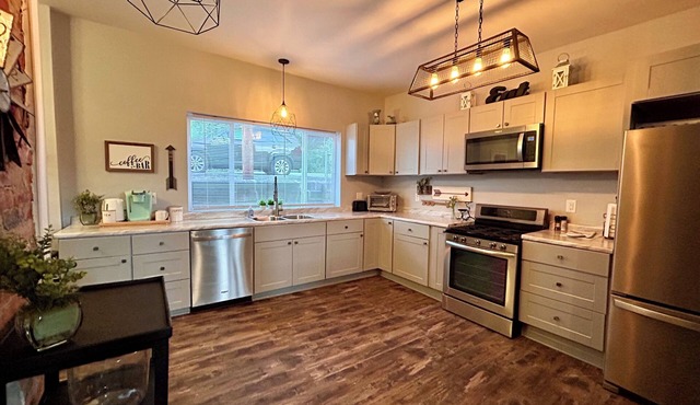 Close to Downtown, Hospitals and river Walking, biking & running trail.
