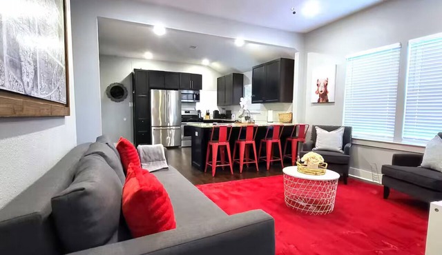Close to Downtown/King Bed/Fast Wi-Fi/Smart TV's