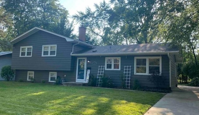 Close to downtown Naperville 3 Bed 2.5bath/Pets OK, Garage and utilities incl.