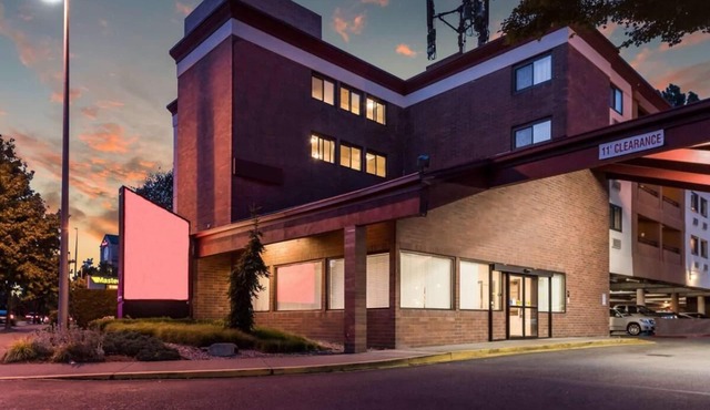 Close to Downtown! Relaxing Airport Accommodation | Budget-Friendly