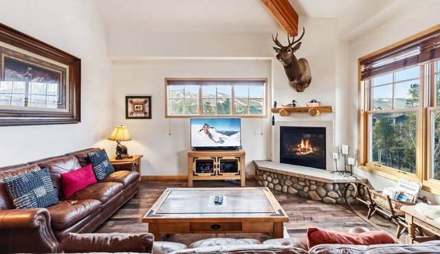 Close to downtown Breckenridge, vaulted ceilings, walk to mountain, hot tubs!
