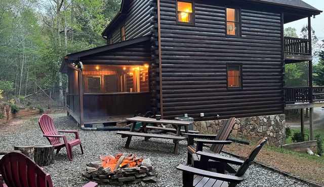 Close to downtown, walk to lake. Huge outdoor deck. Spring specials.🌸🌺