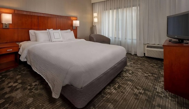 Close to Downtown Wilmington and the University of Delaware! FREE Parking, Pool!