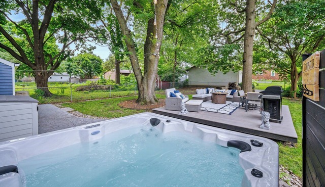 Close to Drake/Downtown - Filled With Amenities, Pet Friendly, Hot Tub, Theater!