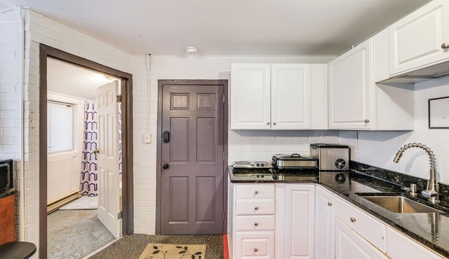 Close to Dtwn Richmond: Apartment w/Private Patio