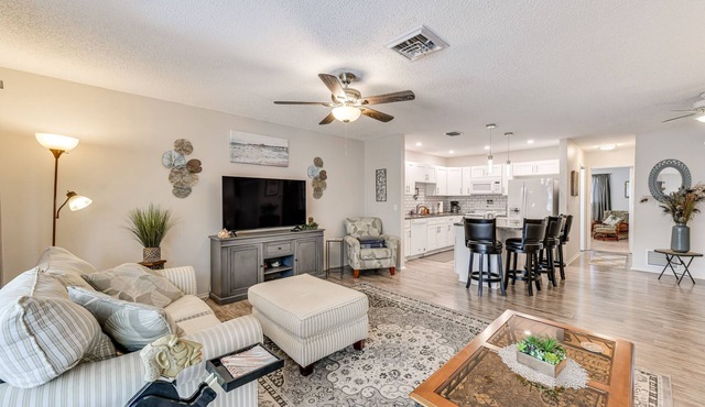 close to Englewood Beach: Cozy Duplex w/Lanai!