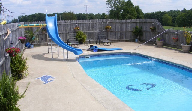 Close to everything Whitewater! Inground pool-hot tub-fire pit-basketball ct.!