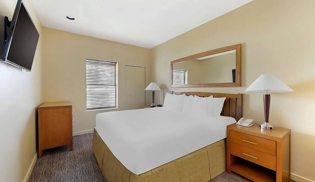 Close to Flamingo Wildlife Habitat! Las Vegas Attraction Access! Onsite Pool