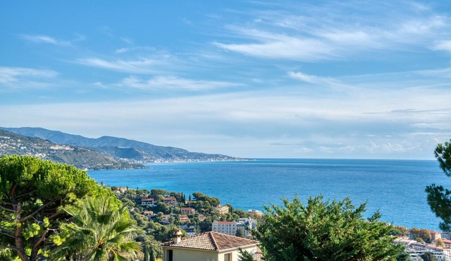 Close to Monaco: newly constructed contemporary 4 BR villa with spectacular view