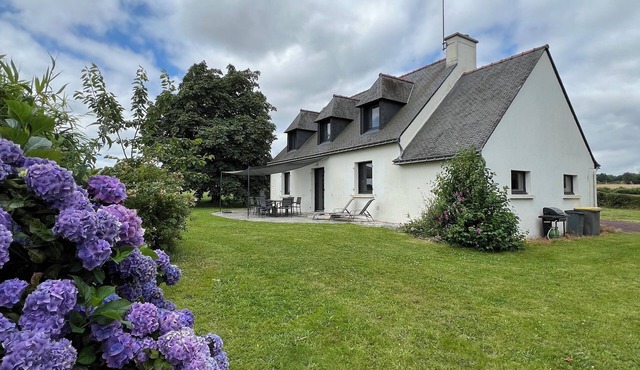 Close to the magical Broçeliande forest, quiet countryside, with sauna.