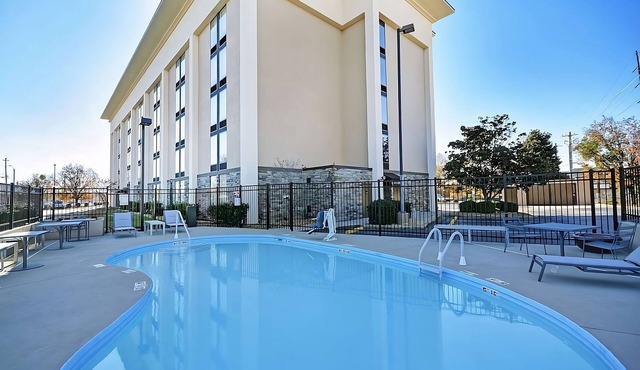 Close to Georgia Museum of Art! Free Breakfast and Parking, Pool, Pet-friendly!
