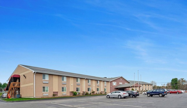 Close to Gillette Stadium! Unit with FREE Breakfast and FREE Parking!