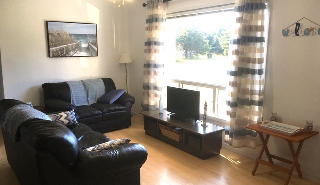 Close to golf and spa! Lakeside Beach Cottage