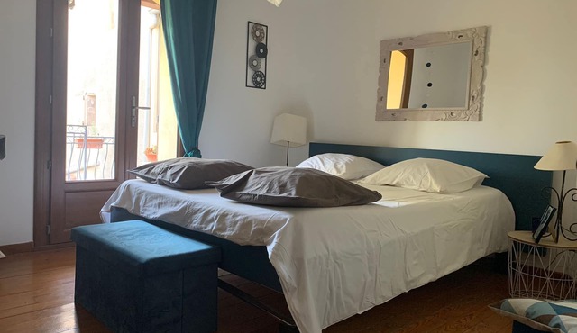 Close to Gréoux les bains, 1 bedroom for 2 + a small one for 1 and the swimming pool!