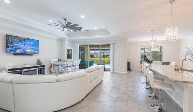 Close to Grocery - 30 minutes to Beach- Salt Pool/Hot Tub !