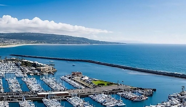 Close to Hermosa Beach Pier! 2 Comfortable Units with Balcony, Pets Allowed