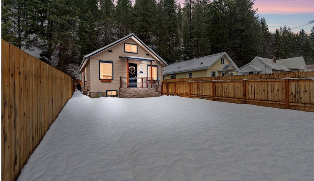 Close to Hiawatha Tr. and Skiing w/HOT TUB