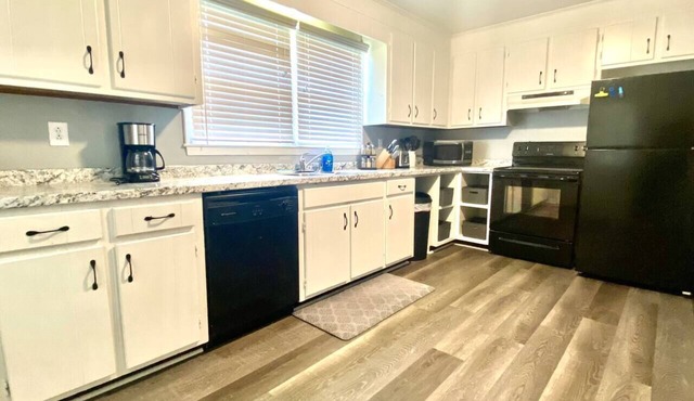 Close to Hickory, 3br 1.5ba Carport and free cable TV!