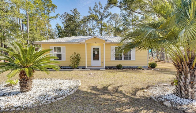 Close to Highway & Border: North Florida Hideaway