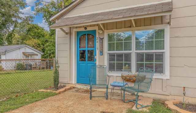 Close to Hospital and Downtown, Eastside Bungalow, Dogs Welcome + Fee