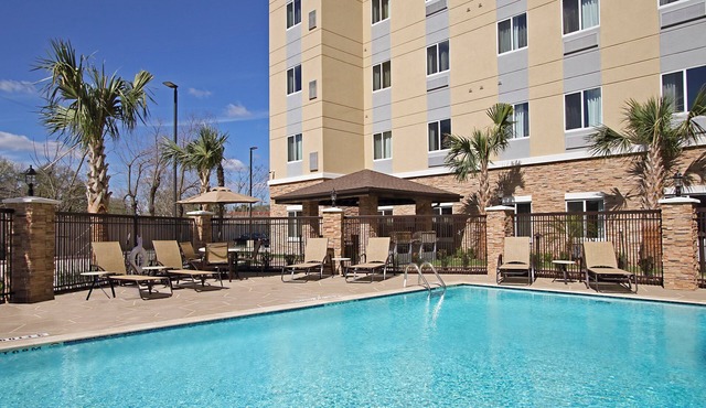 Close to Houston Medical Center | Free Breakfast + 24 Hour Business Center + Outdoor Pool