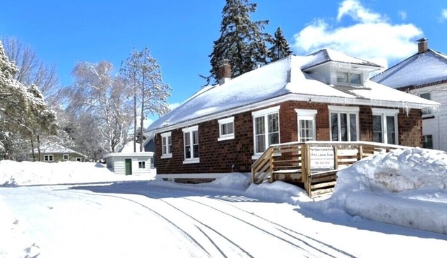 Close to Hurley, Trail access, near The Gile Flowage with Central Air & King Bed