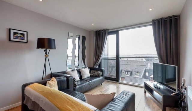 Close to Hydro/SECC: Modern Riverside Apt with Parking