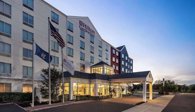 Close to JFK Airport + Free Shuttle. Dining. Gym.