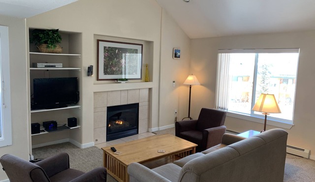 Close to Keystone, A-Basin, Copper and Breckenridge w/hot tub + pool - sleeps 8!