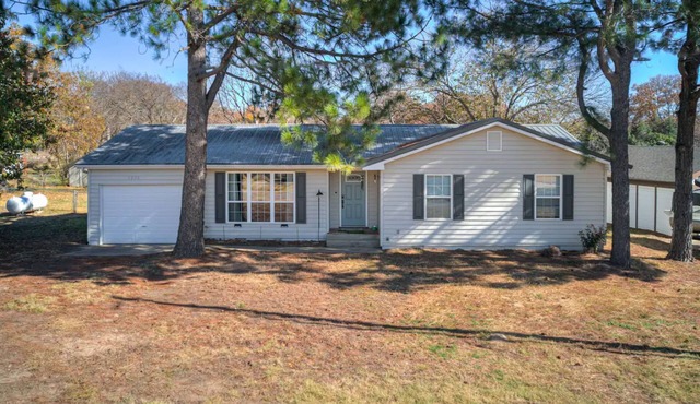 Close to Lake Eufala with a private firepit and covered back deck
