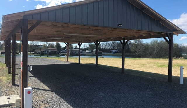 Close to Lake G’VILLE 3-BR house with AC, BOAT BARN-24’x48’, WiFi in Albertville