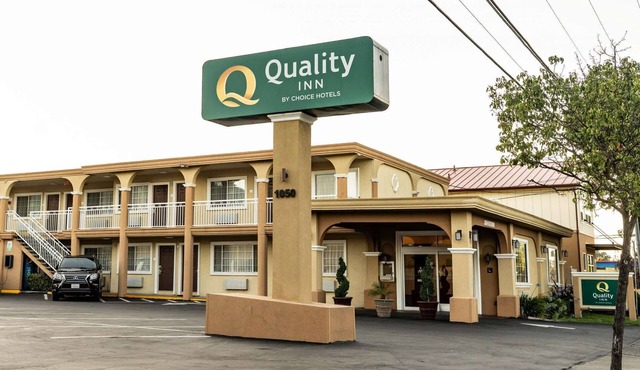 Close to Lake Mendocino + Free Breakfast. Pool.