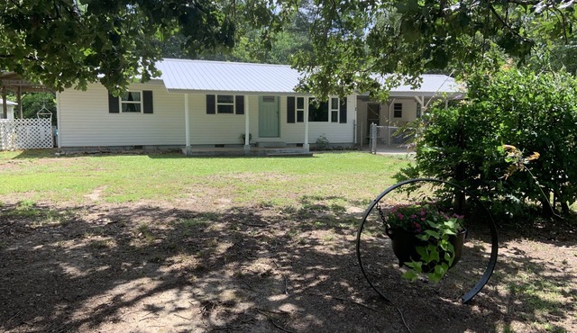 Close to lake Ouachita with plenty of room to park a boat!
