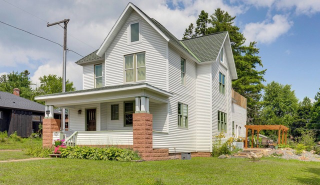 Close to Lake Superior: Walkable Washburn Charmer!