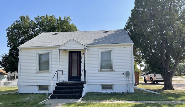 Close to Lake Wilson, Quiet Small Town, Home on Corner Lot, Large Circle Drive