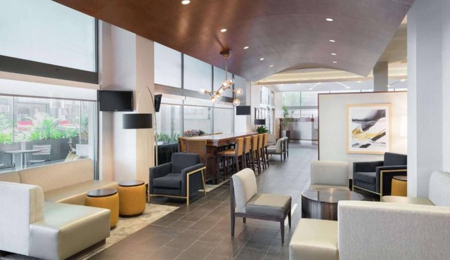 Close to Liberty Bell + Free Breakfast. Bar. Gym.