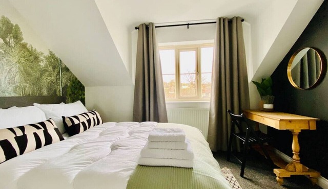 Close to M62 Smart TV Parking and Pets Stay Free