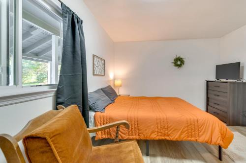 Close to Marina, Beach & Town! Schroon Lake Escape
