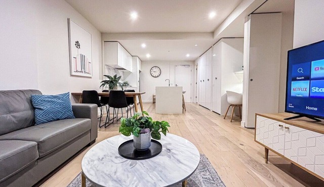 Close to Mel Uni 2BR2BA parking+ Balcony+wifi