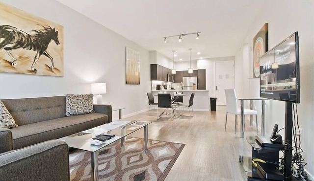 Close to Menlo Park Rail | High Speed Internet + Washer/D