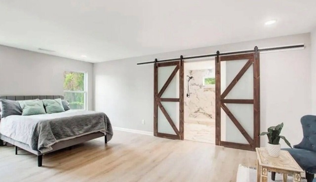 Close to Mercedes Benz Stadium, State Farm Arena 5-brm house with AC in Atlanta