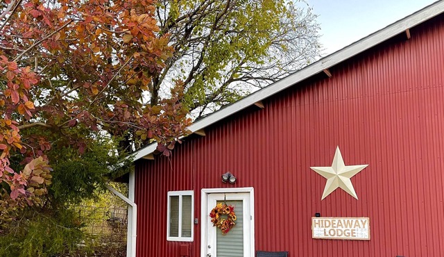 Close to MHK. Cozy lodge w/ amenities! 10-acre oasis, lots of room to hang out!