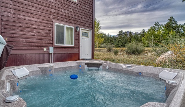 Close to Monarch and Salida with Mountain Views from the Hot Tub