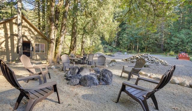 Close to Mt Hood Skibowl: Retro Rhododendron Cabin