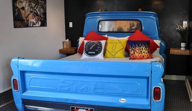 Close to National Parks.The Star Garage, Sleep in a Vintage Truck Bed, Cool!