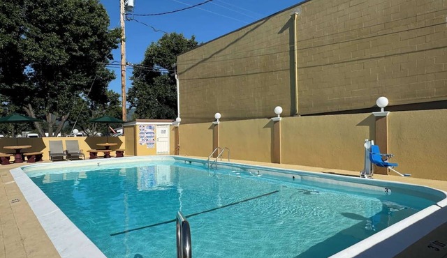 Close to Nelson Family Vineyard + Breakfast. Pool.