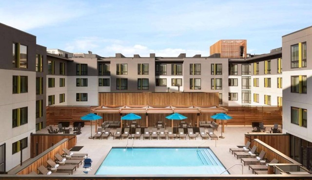 Close to Pearl Street | Restaurant + Spa & Gym